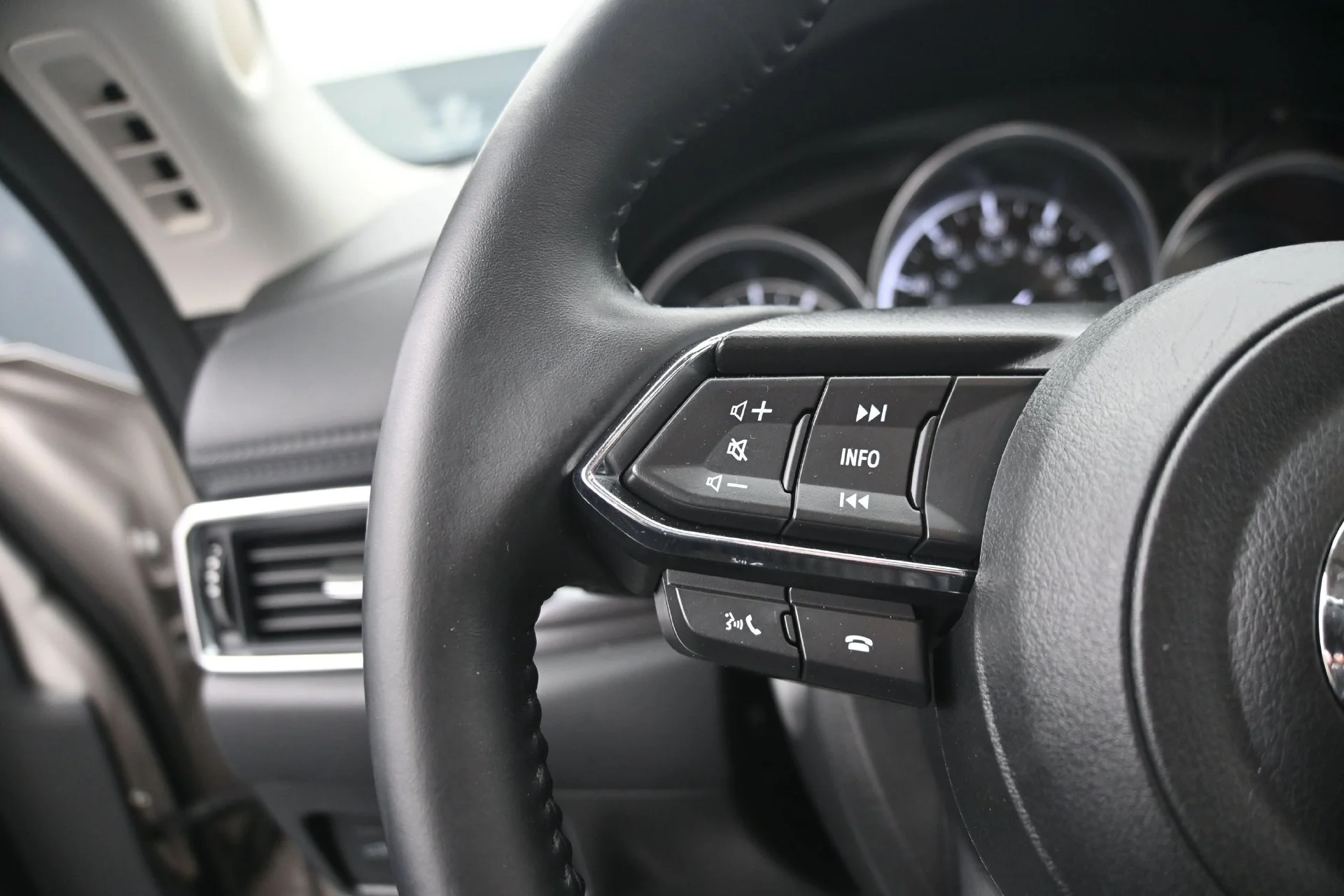 Used 2025 Platinum Quartz Metallic Mazda 2.5 S Preferred Package image 23