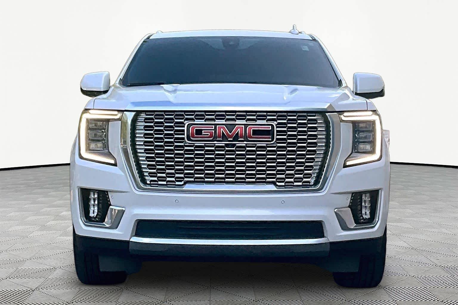 Used 2022 White Frost Tricoat GMC Denali image 4