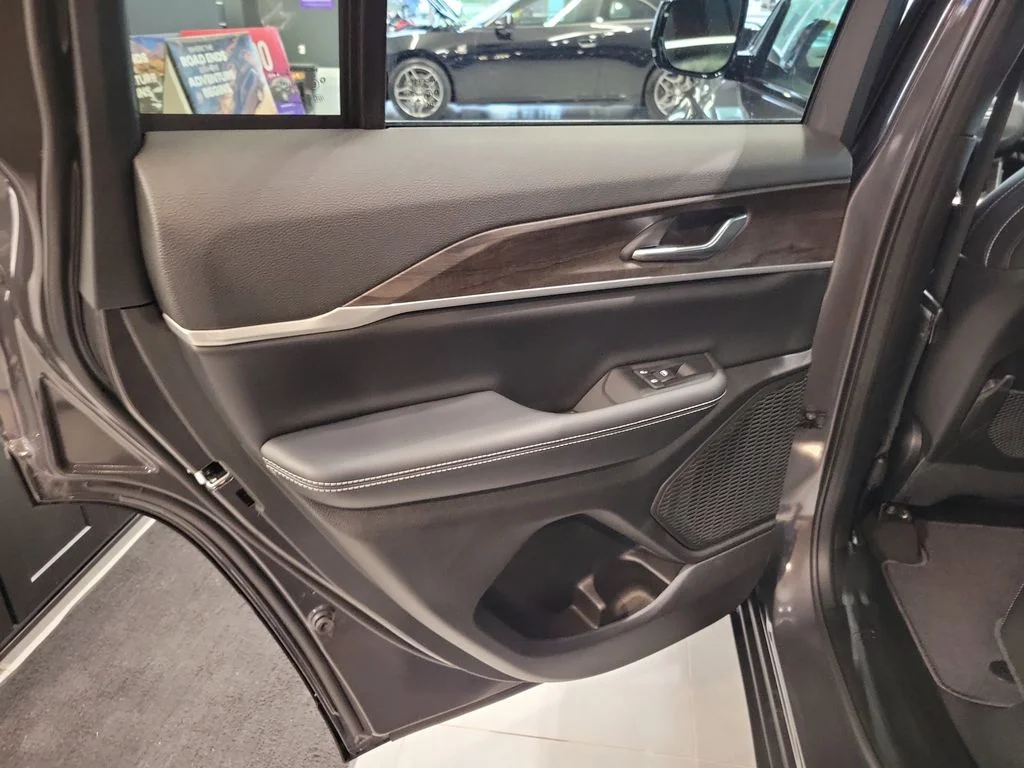 New 2026 Baltic Gray Metallic Clear-Coat Exterior Paint Jeep Altitude image 27