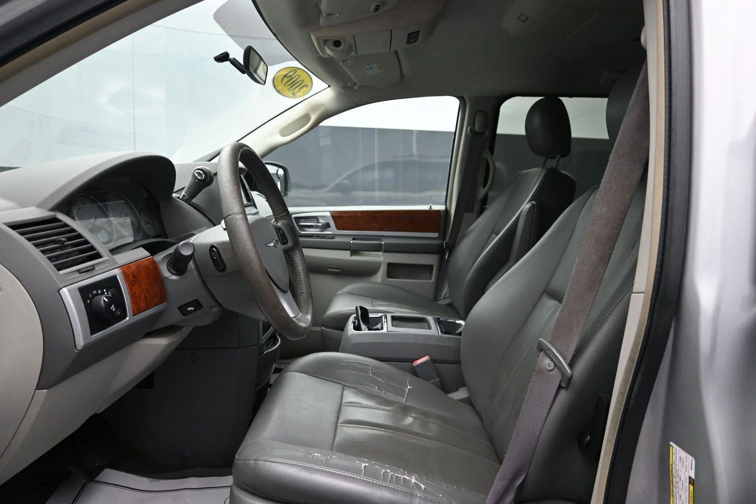Used 2009 Bright Silver Metallic Chrysler Touring image 18