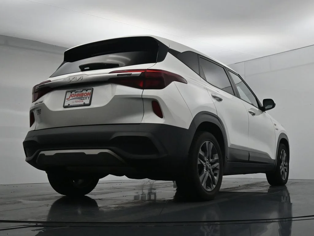 Used 2022 White Kia LX image 33