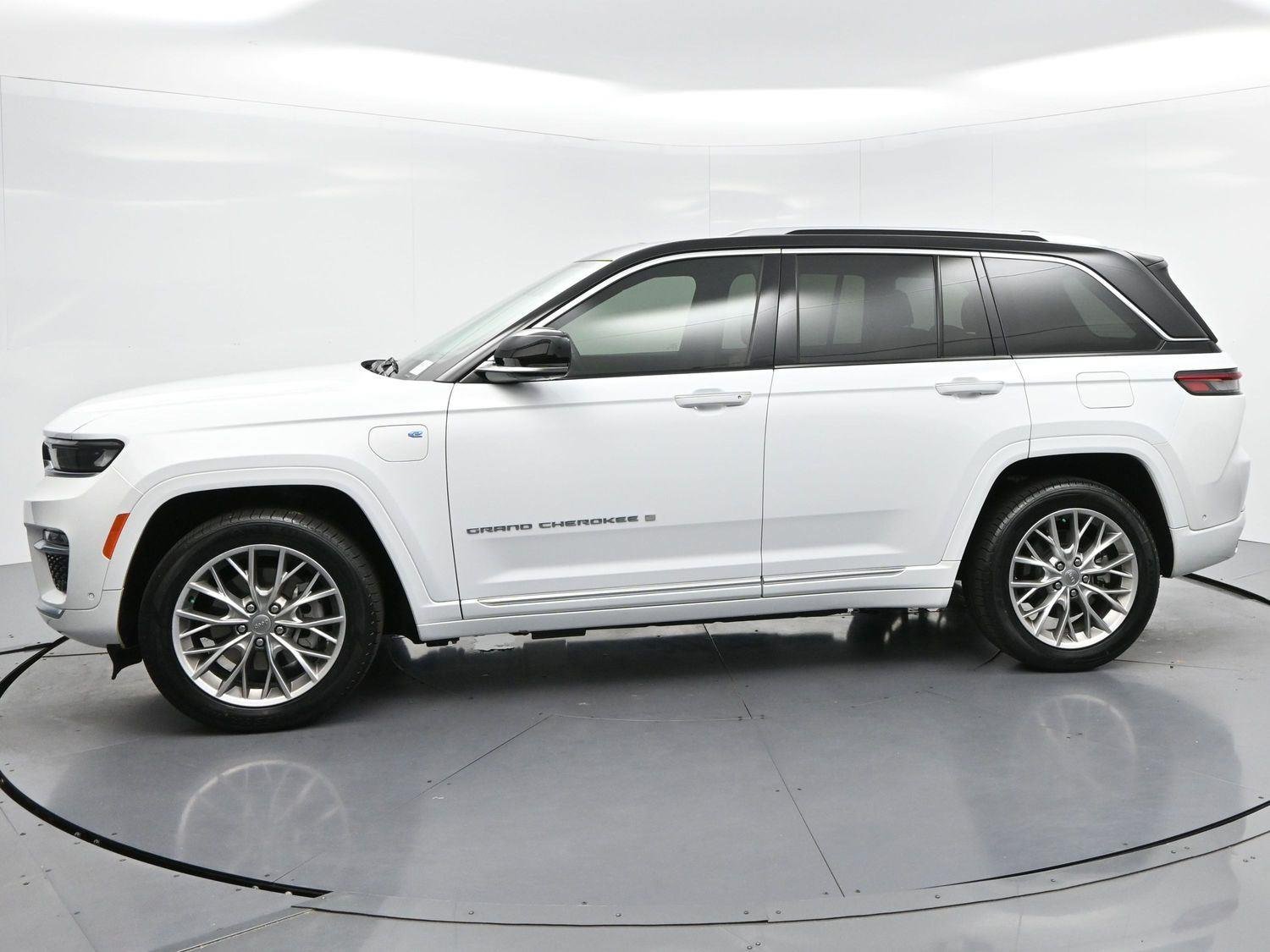 Used 2022 Bright White Clearcoat Jeep Summit image 4
