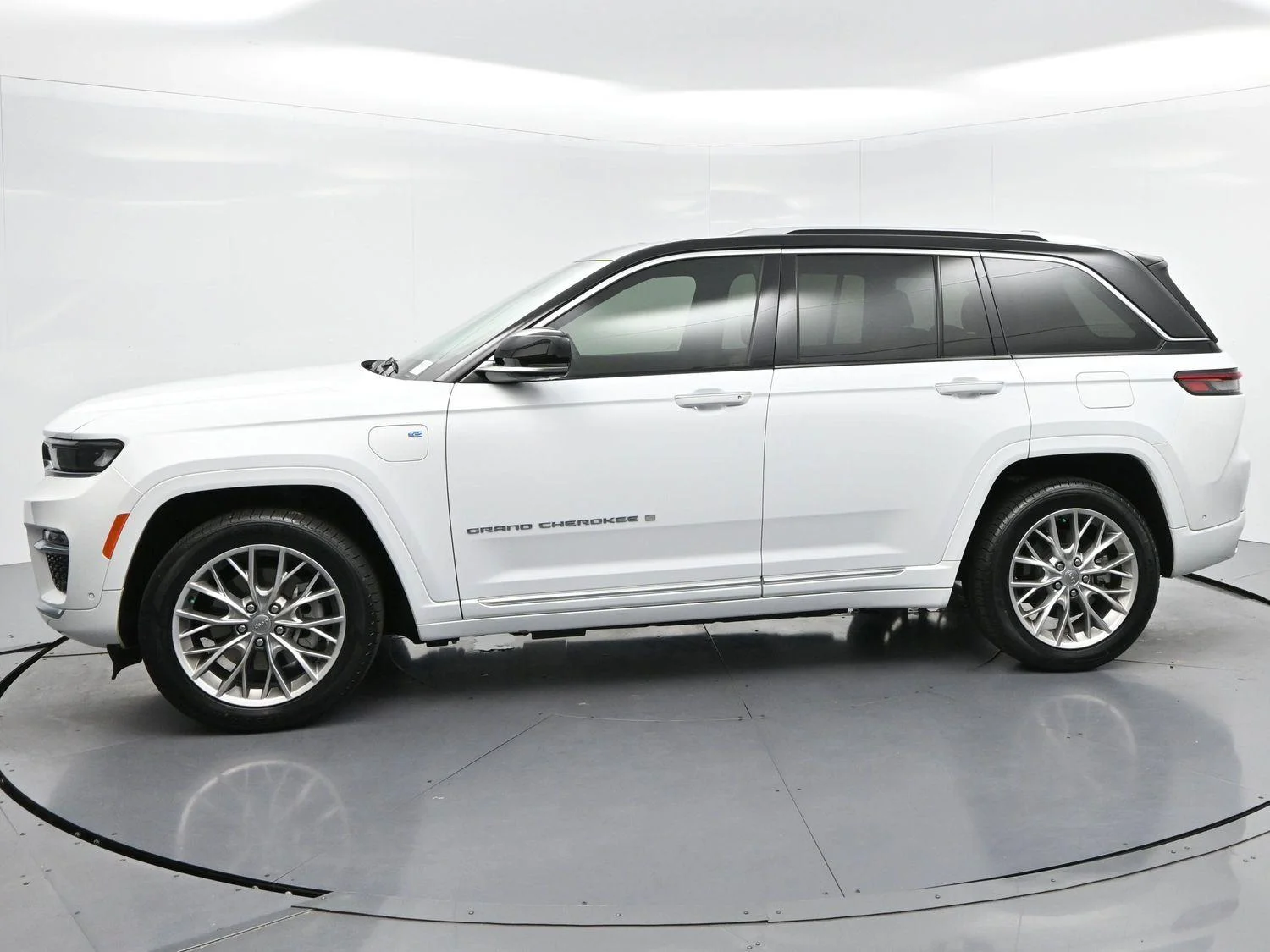 Used 2022 Bright White Clearcoat Jeep Summit image 4