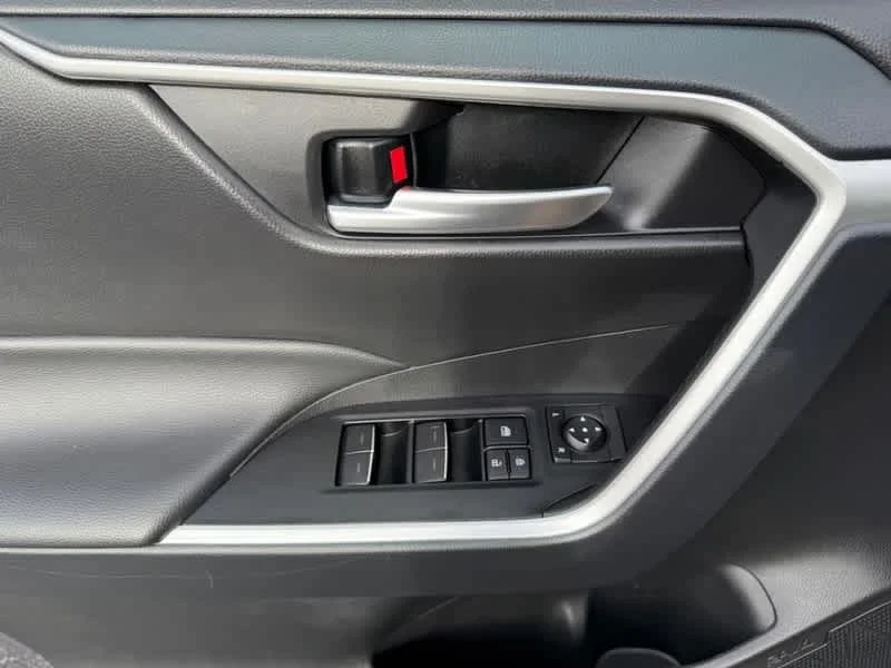 2025 Toyota RAV4 XLE - Photo 23