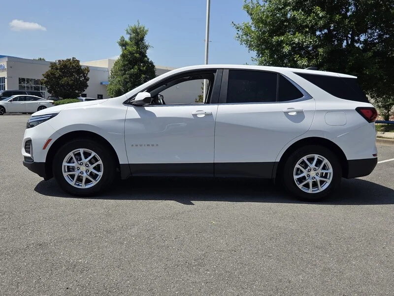 Used 2024 Summit White CHEVROLET LT image 2