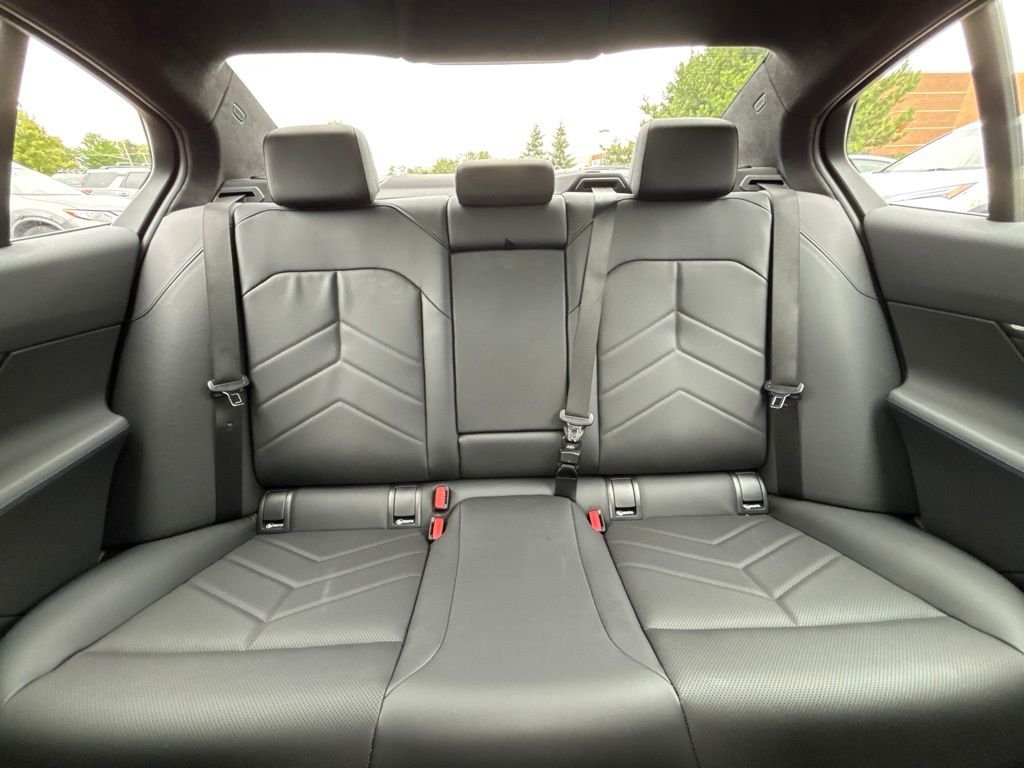 Used 2026 Black BMW 550e xDrive image 33