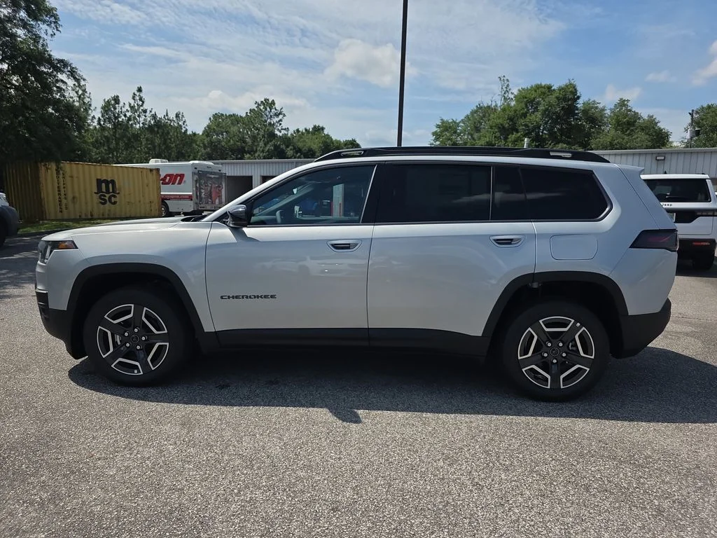 New 2026 Silver Zynith Clear-Coat Exterior Paint Jeep Limited image 7
