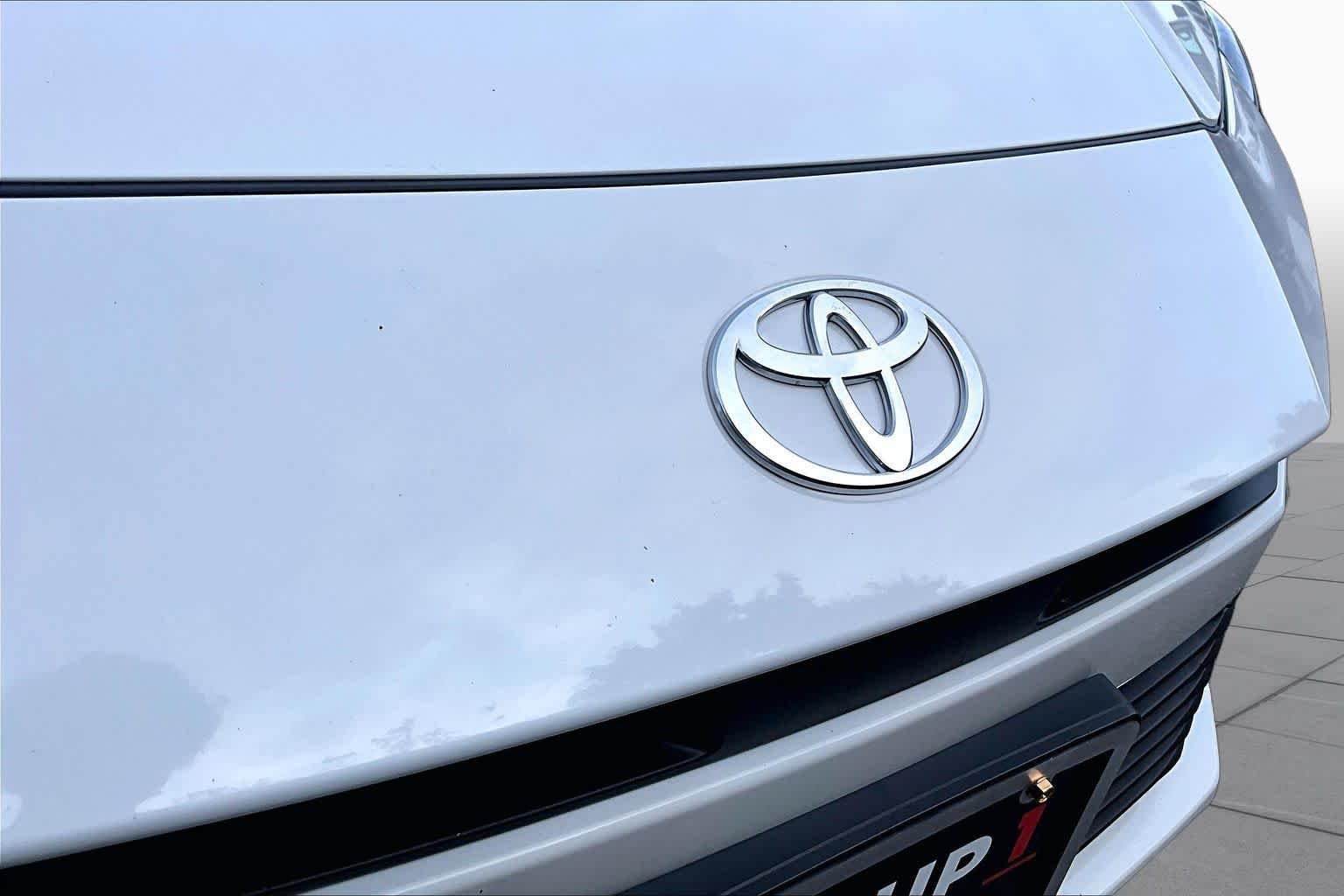 Used 2025 Ice Cap Toyota LE image 28