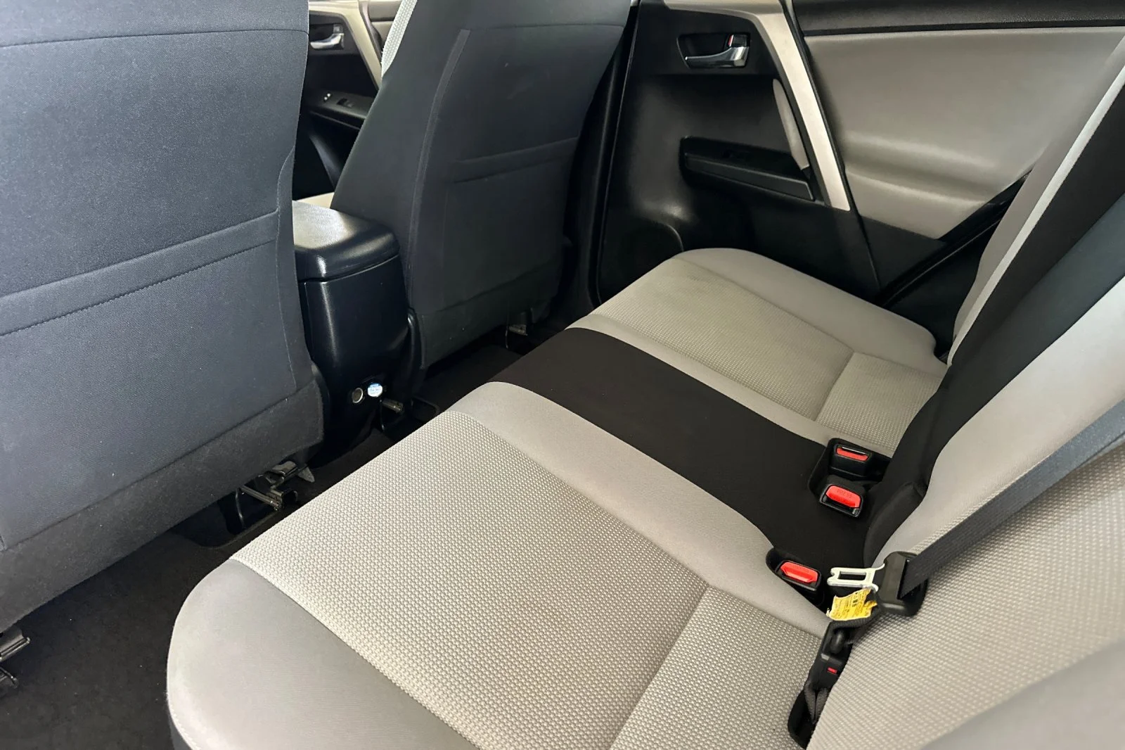 Used 2016 Silver Toyota XLE image 12