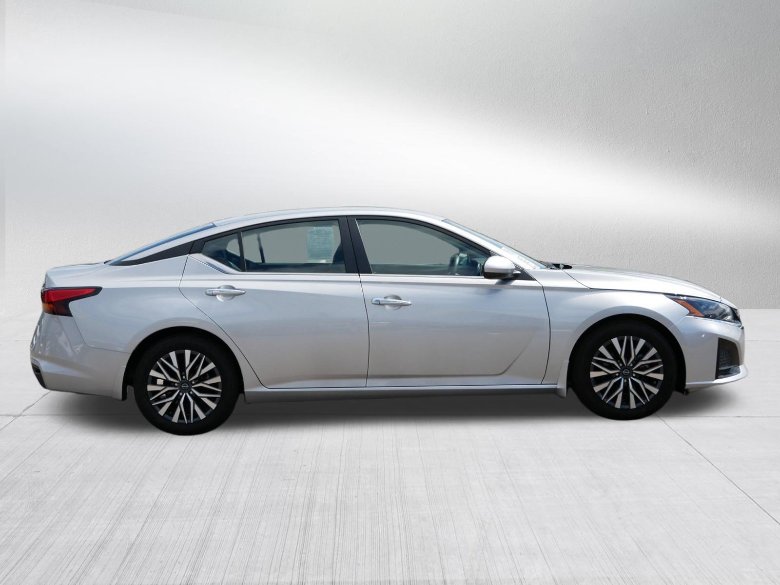 2023 Nissan Altima SV - Photo 8