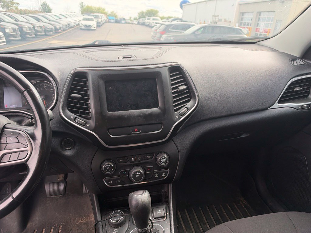 Used 2020 Slate Blue Pearlcoat Jeep Latitude image 9