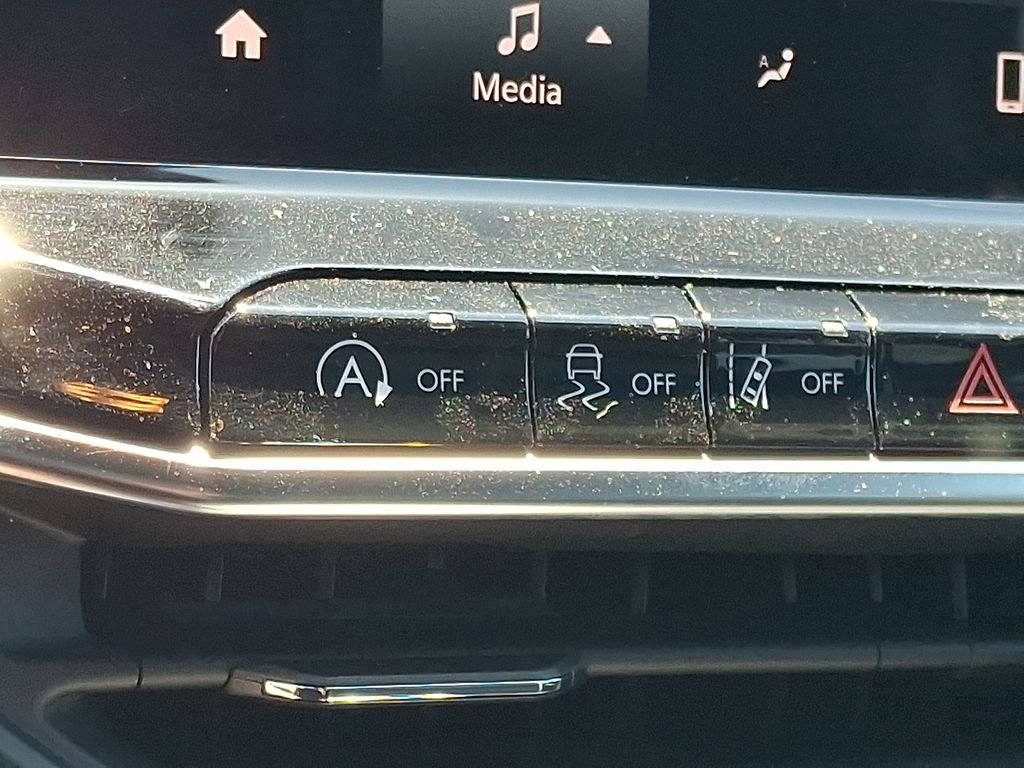New 2026 Black Jeep Latitude image 18
