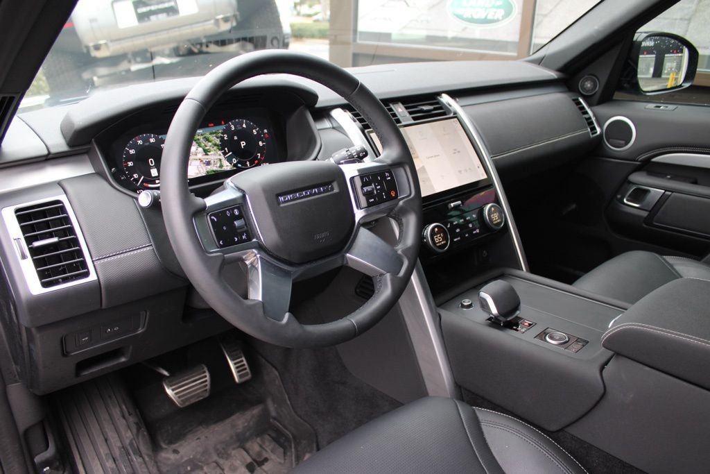 Used 2025 Blue Land Rover Dynamic SE image 4