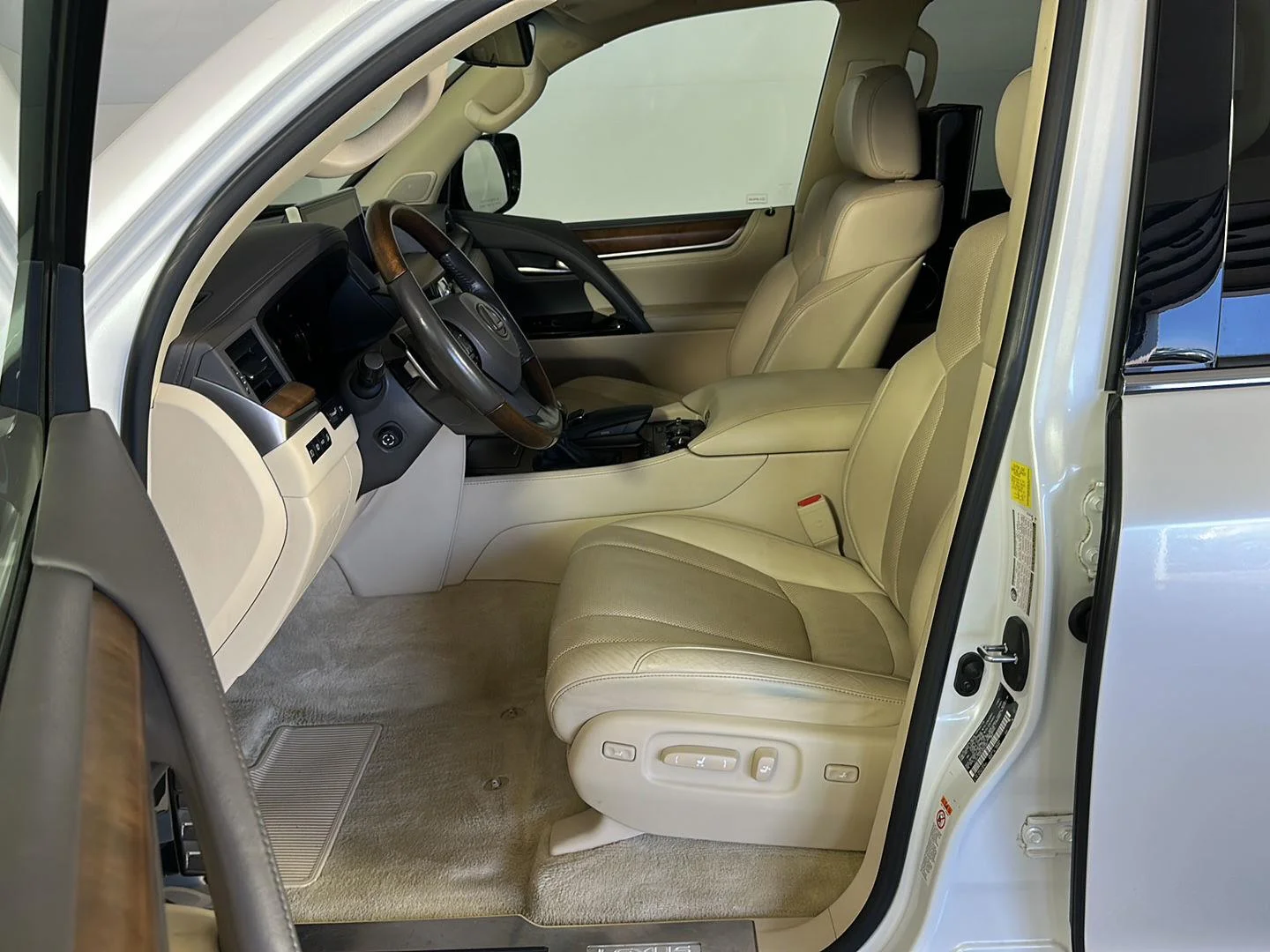 Used 2018 Eminent White Pearl Lexus LX 570 image 7