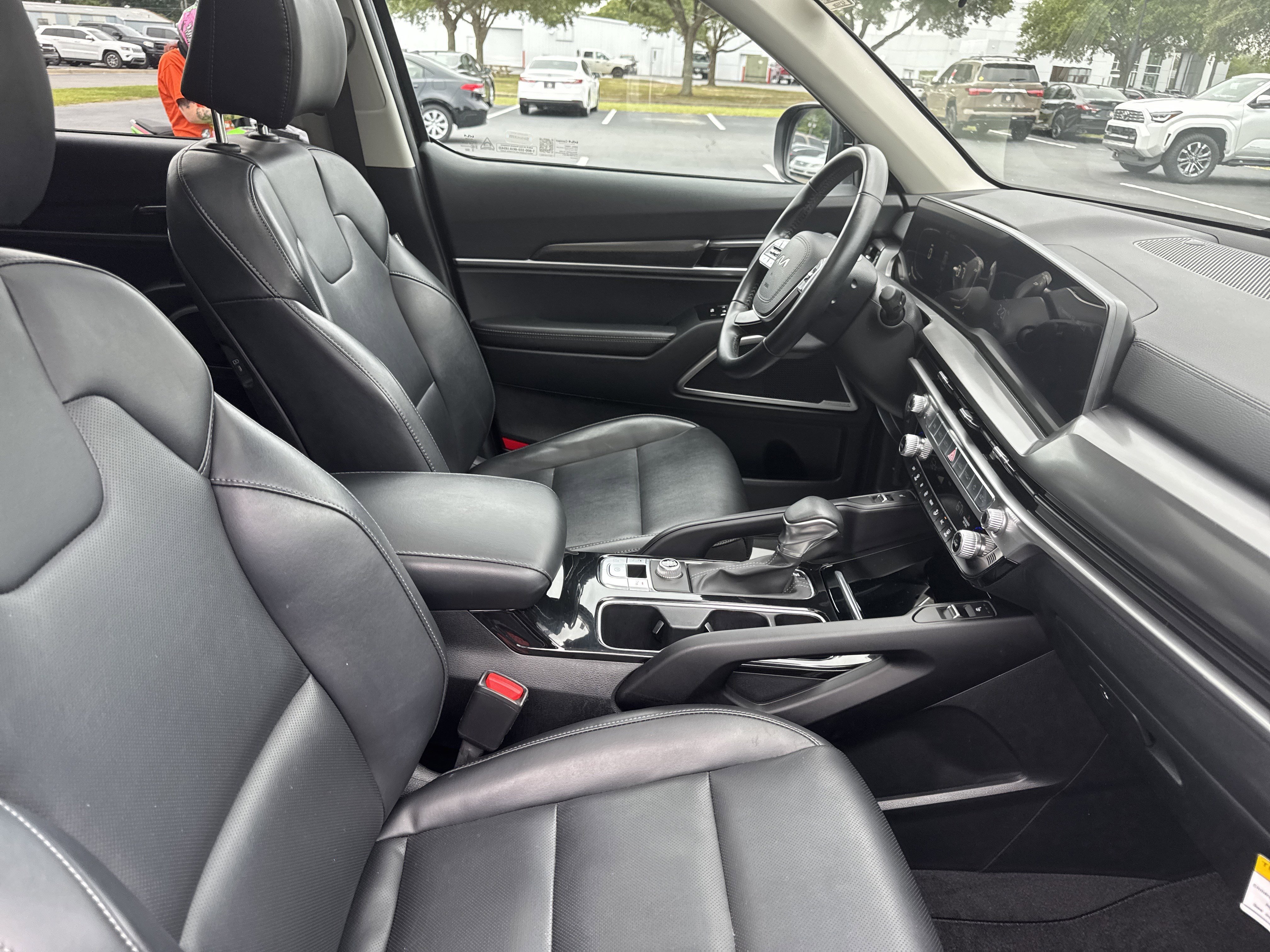 Used 2025 Ebony Black Kia S image 39