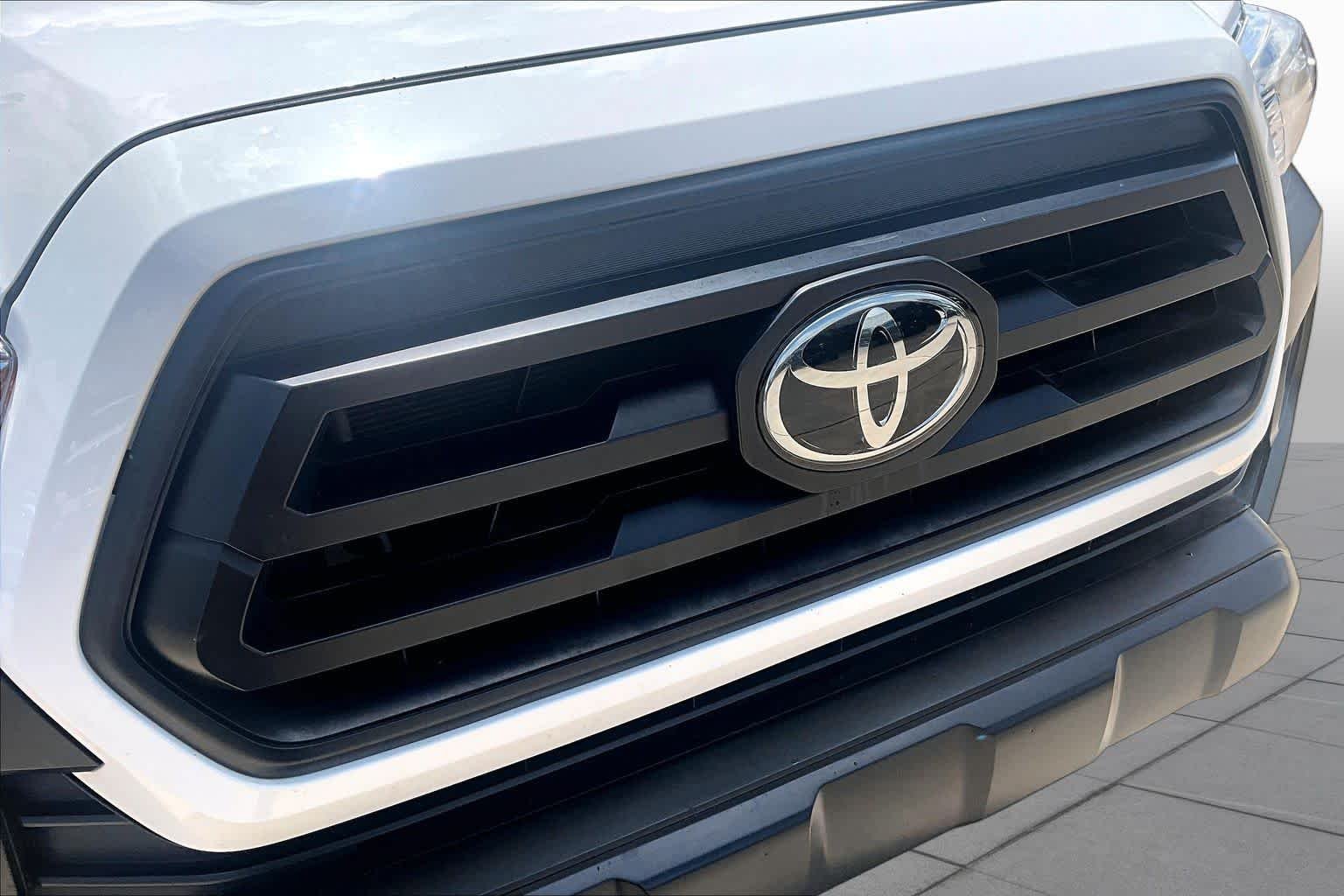 Used 2022 White Toyota SR image 27