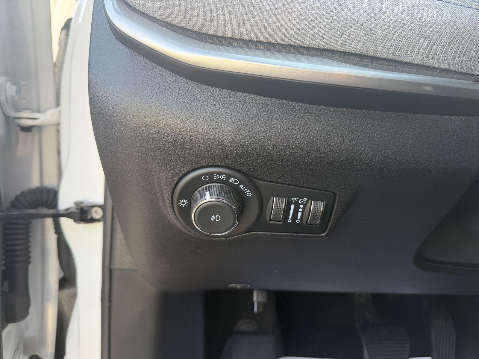 Used 2023 Bright White Clearcoat Jeep Latitude image 23