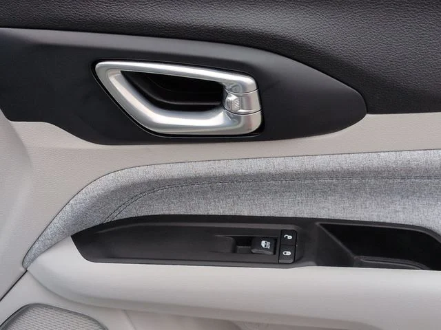 Used 2022 White Jeep Latitude image 33