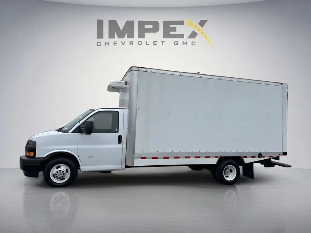 Used 2024 Summit White Chevrolet 1WT image 6