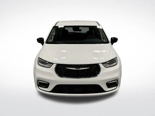Used 2024 White Chrysler Touring L image 3