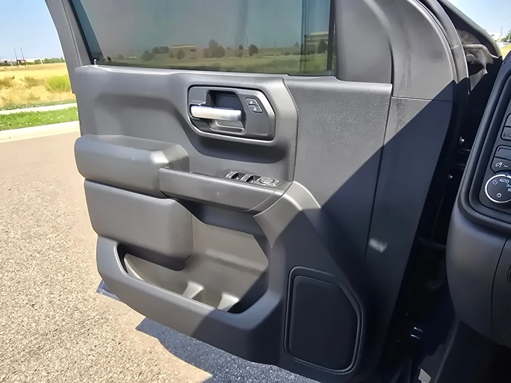 Used 2019 Northsky Blue Metallic Chevrolet Custom image 17