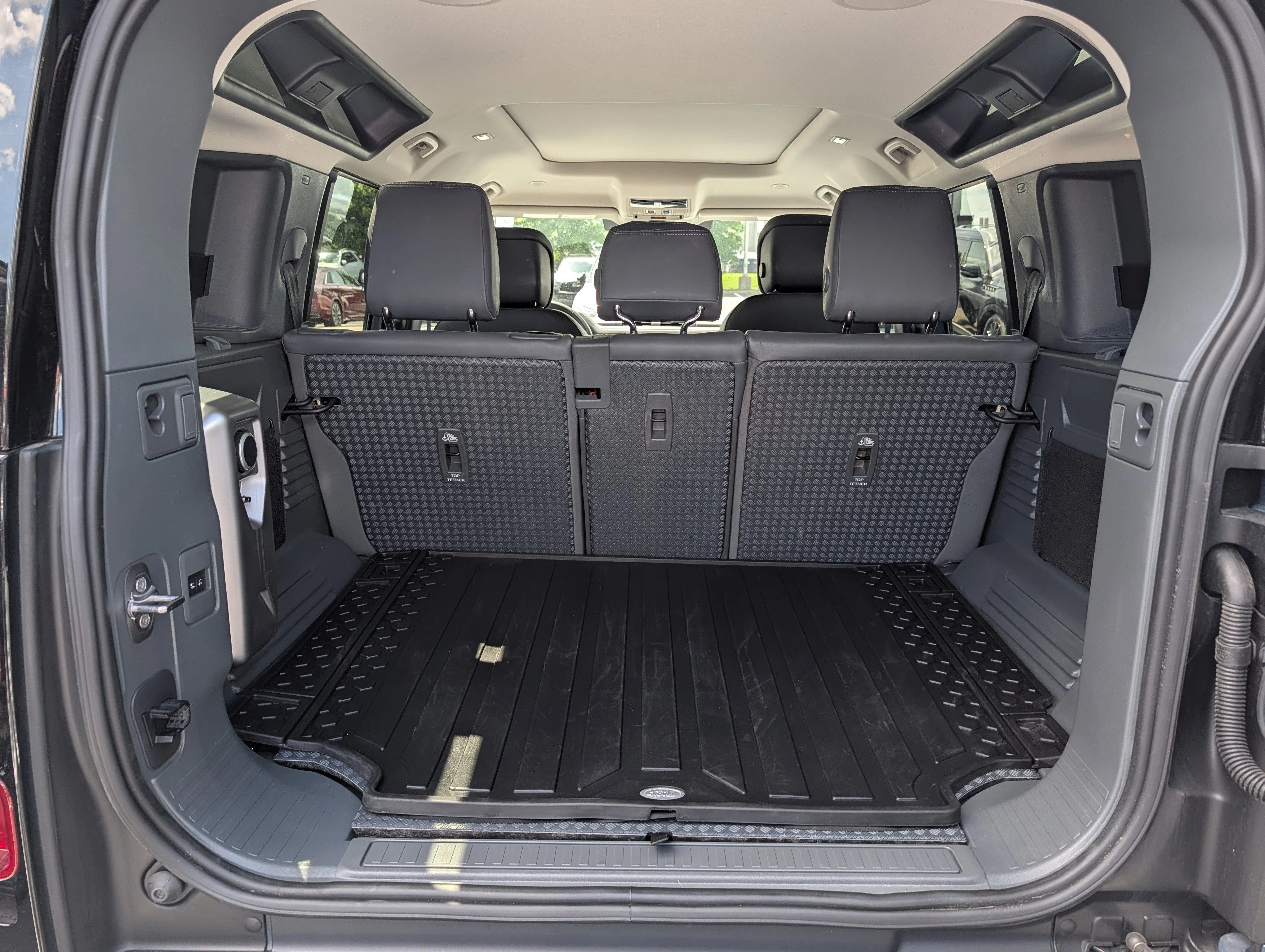 Used 2024 Tasman Blue Metallic Land Rover X-Dynamic SE image 18