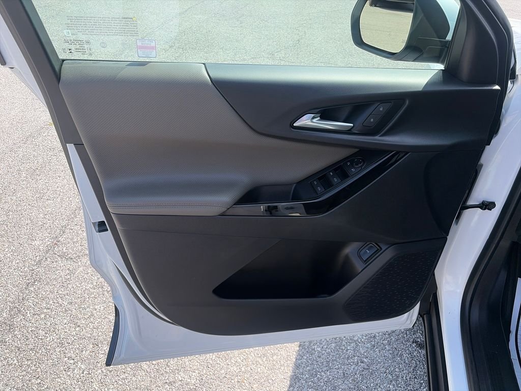 Used 2025 White Chevrolet LT image 11
