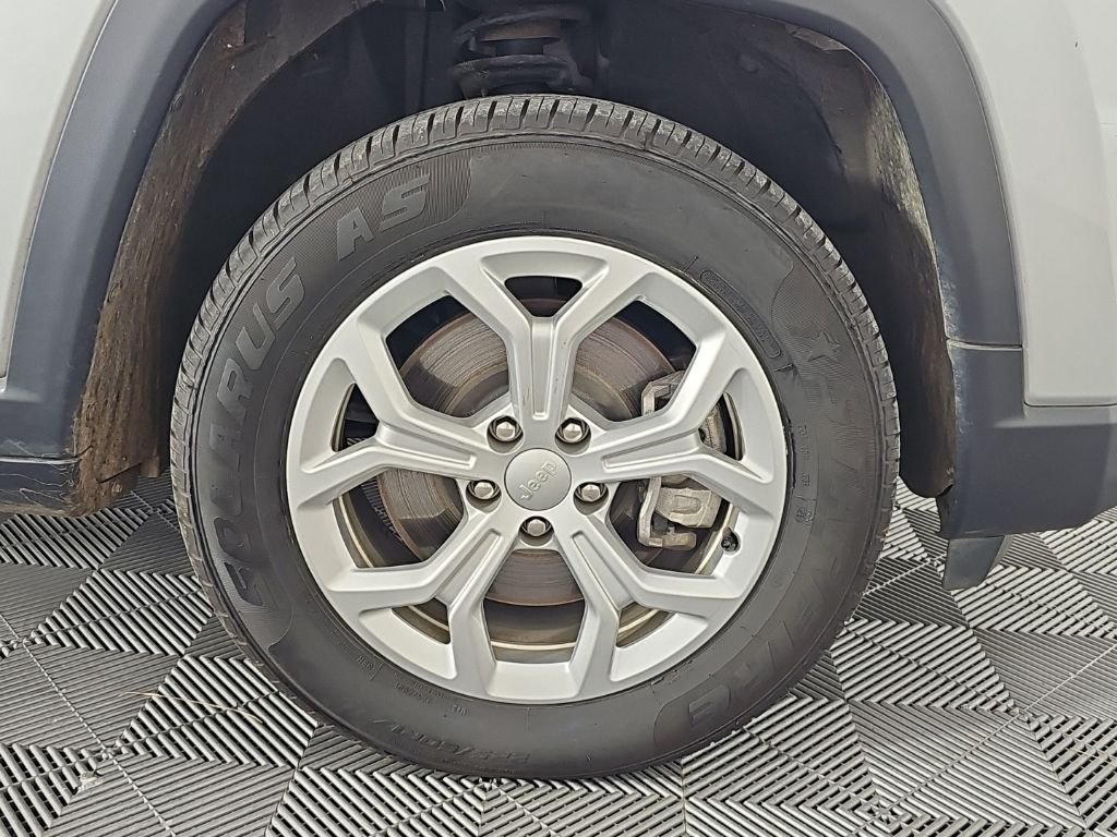 Used 2024 Silver Jeep Latitude image 11