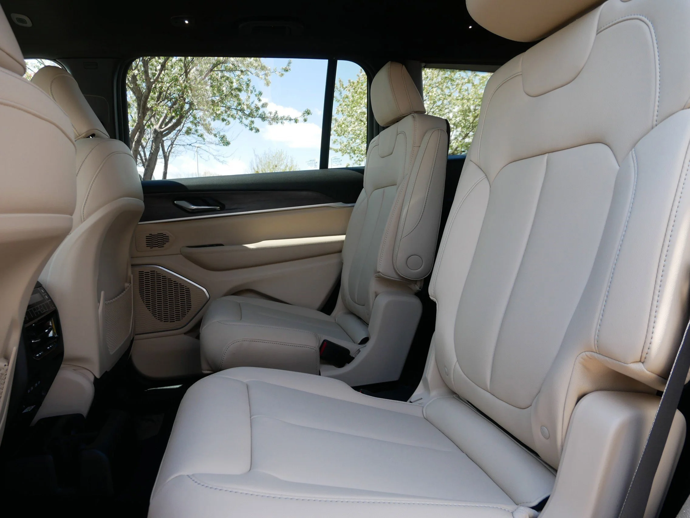 New 2026 Bright White Clear-Coat Exterior Paint Jeep Limited image 10