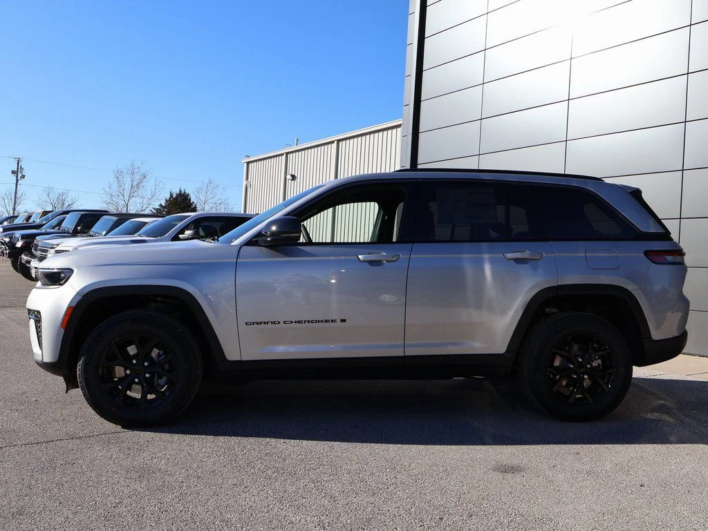 New 2026 Silver Zynith Exterior Paint Jeep Altitude image 2