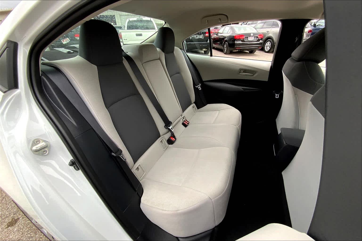Used 2022 White Toyota LE image 19