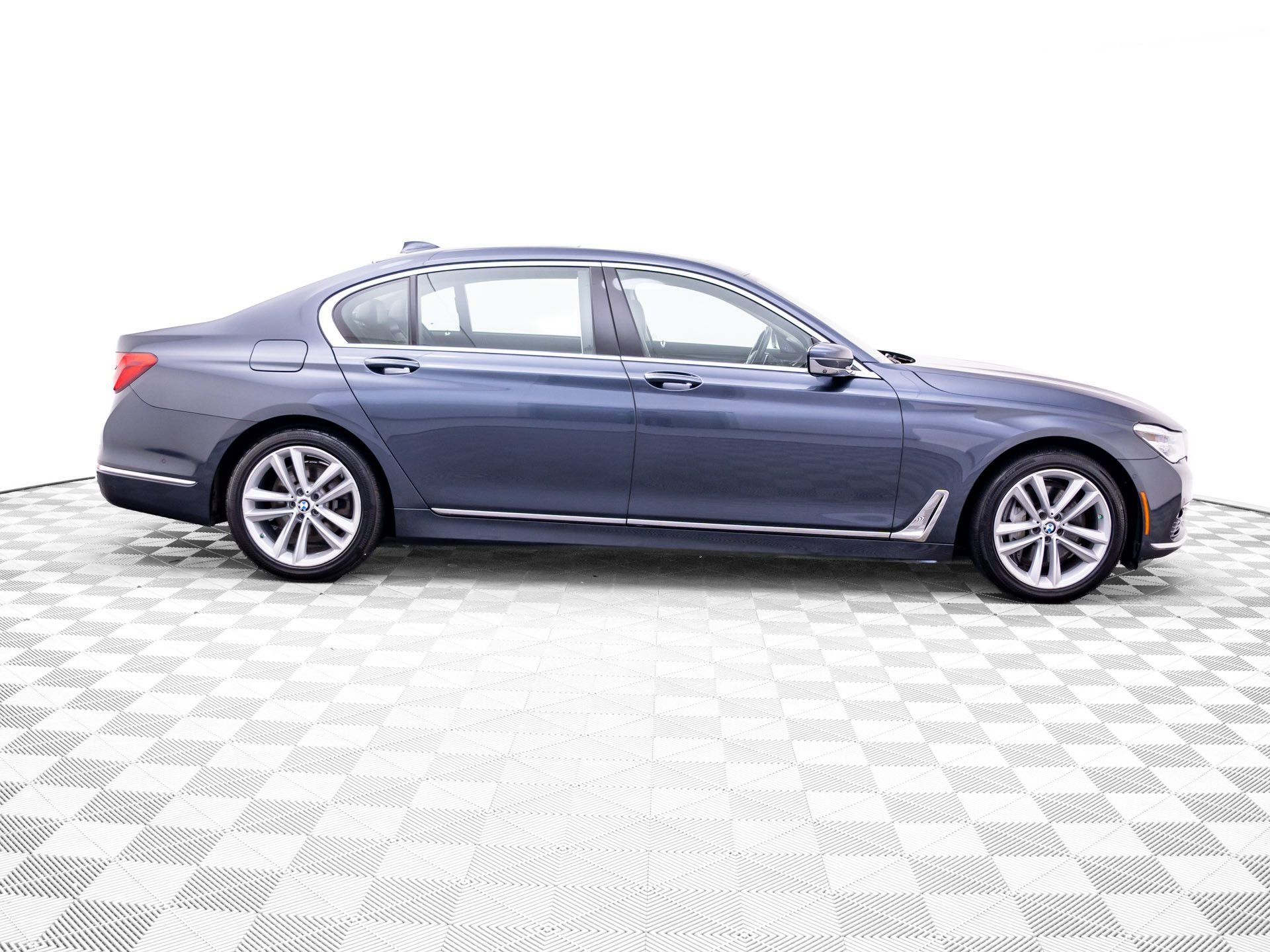 Used 2016 Gray BMW 750i xDrive image 8