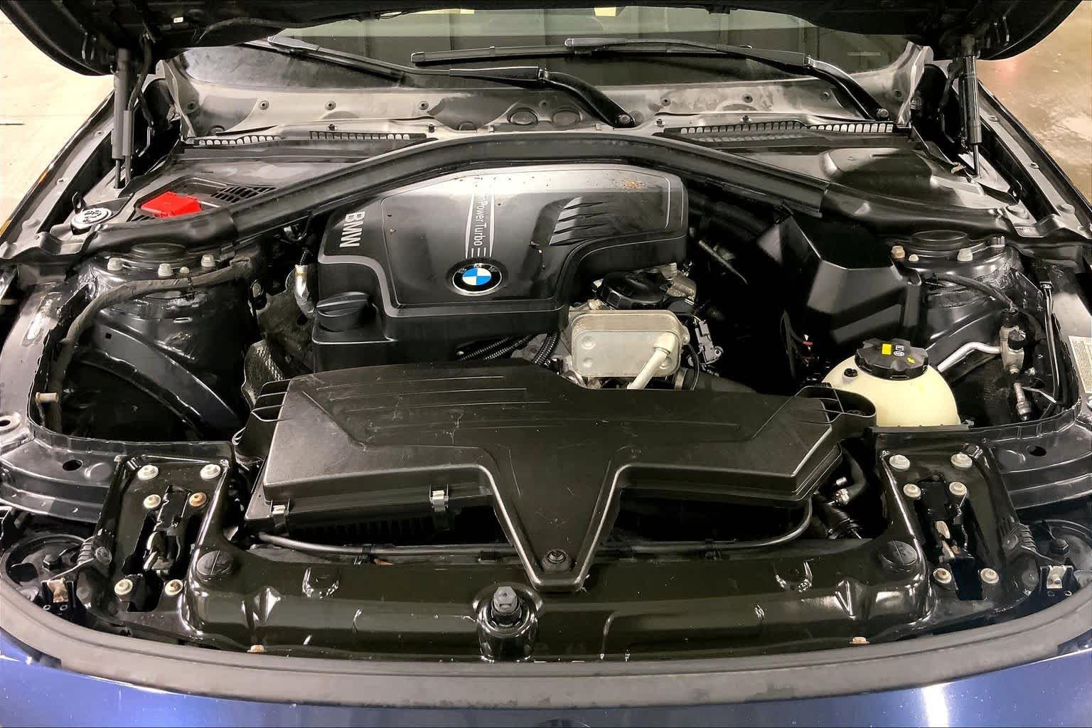 Used 2016 Imperial Blue Metallic BMW 320i xDrive image 32