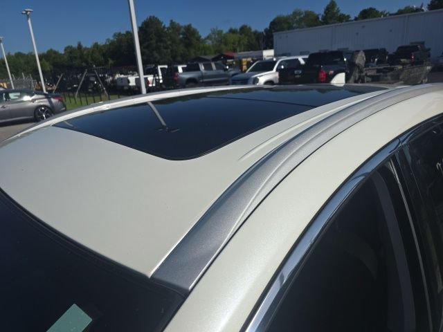 Used 2021 White Nissan Platinum image 2
