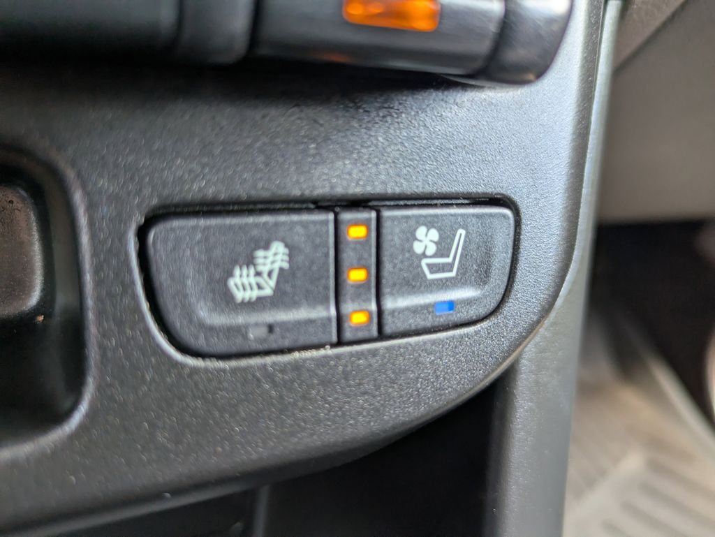 Used 2022 White GMC Denali image 25