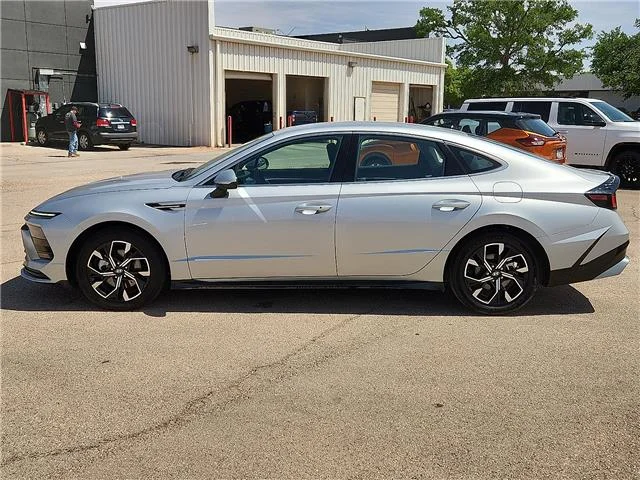 Used 2024 Silver Hyundai SEL Front-Wheel Drive image 2