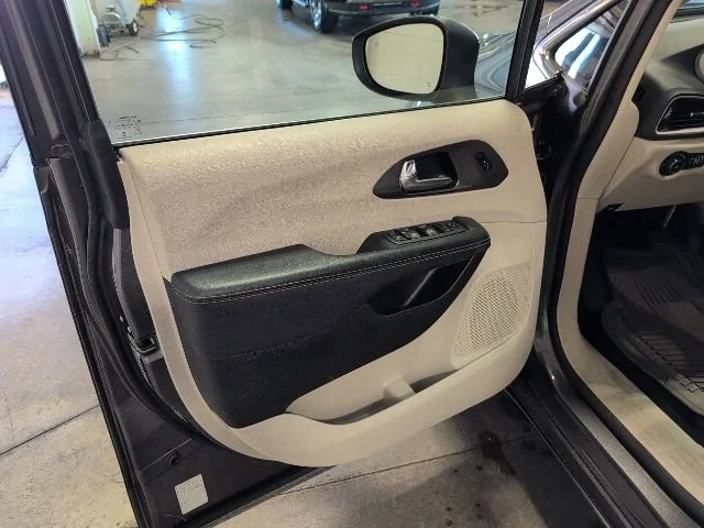 Used 2023  Chrysler Touring L image 7