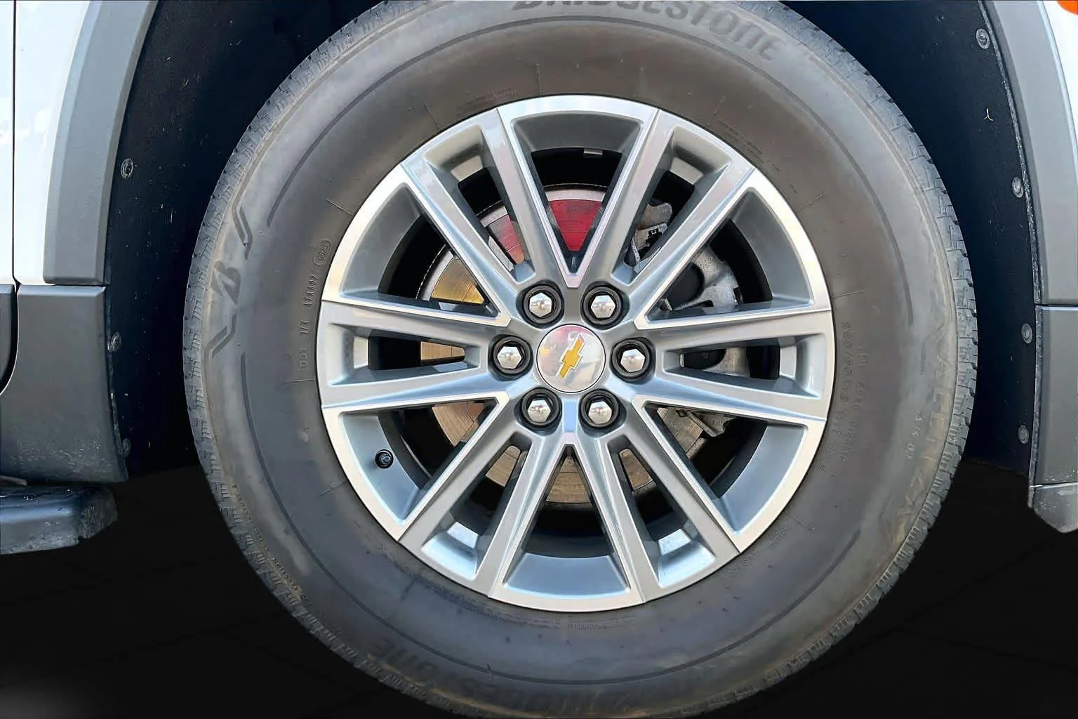 Used 2023 Summit White Chevrolet LT Cloth image 10