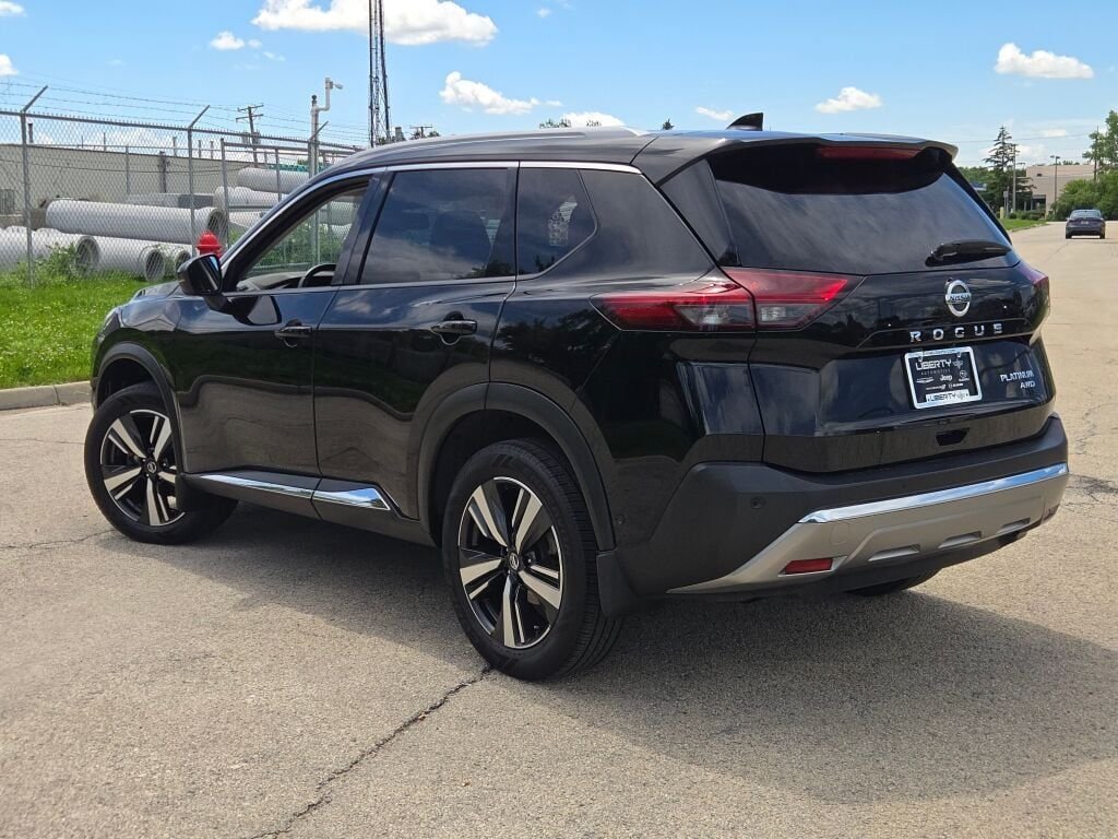 Used 2021  Nissan Platinum image 17