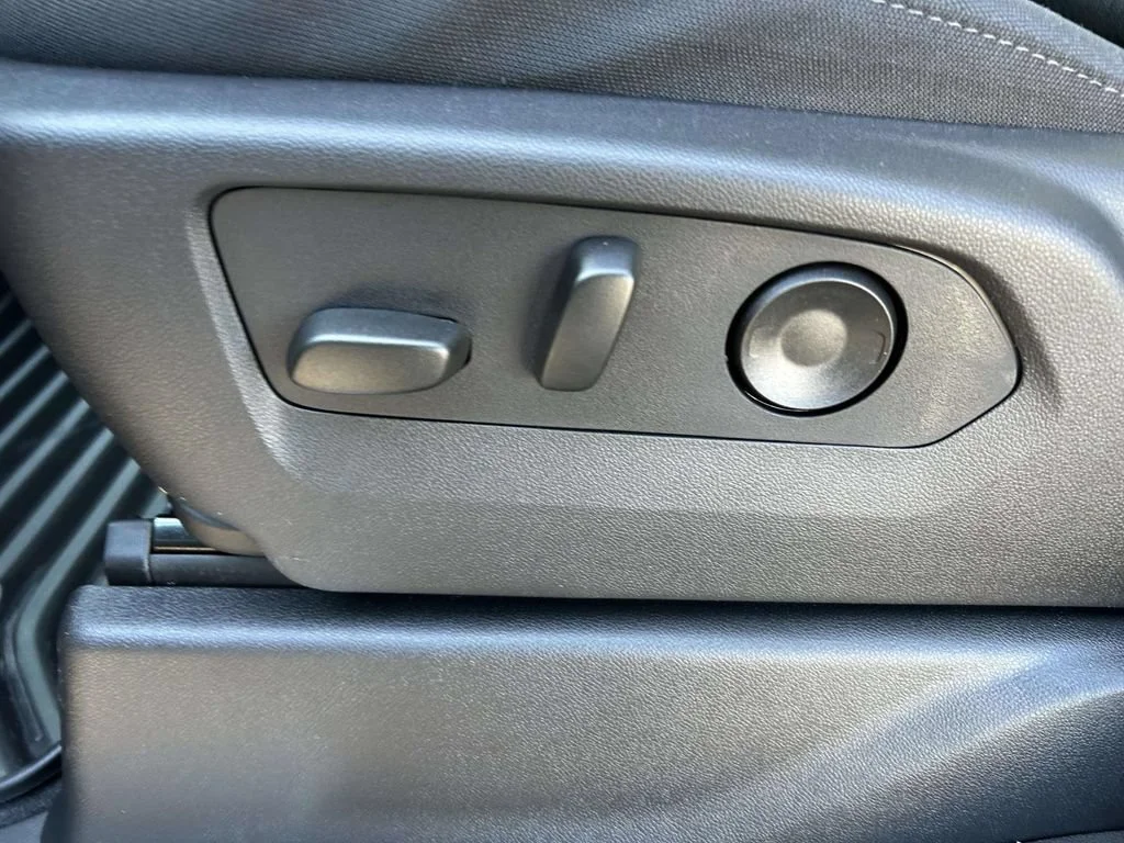 New 2026 Onyx Black GMC Elevation image 17