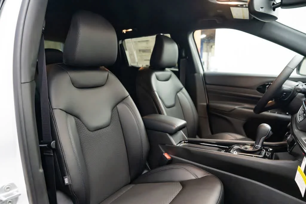 New 2026 Bright White Clear-Coat Exterior Paint Jeep Latitude Altitude image 27