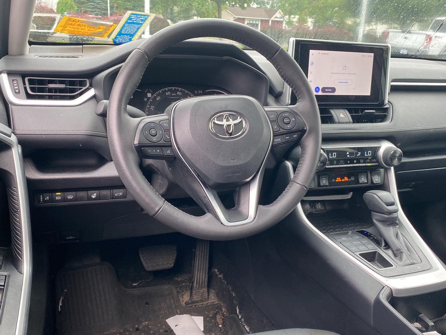 Used 2025 Ice Cap Toyota XLE image 4