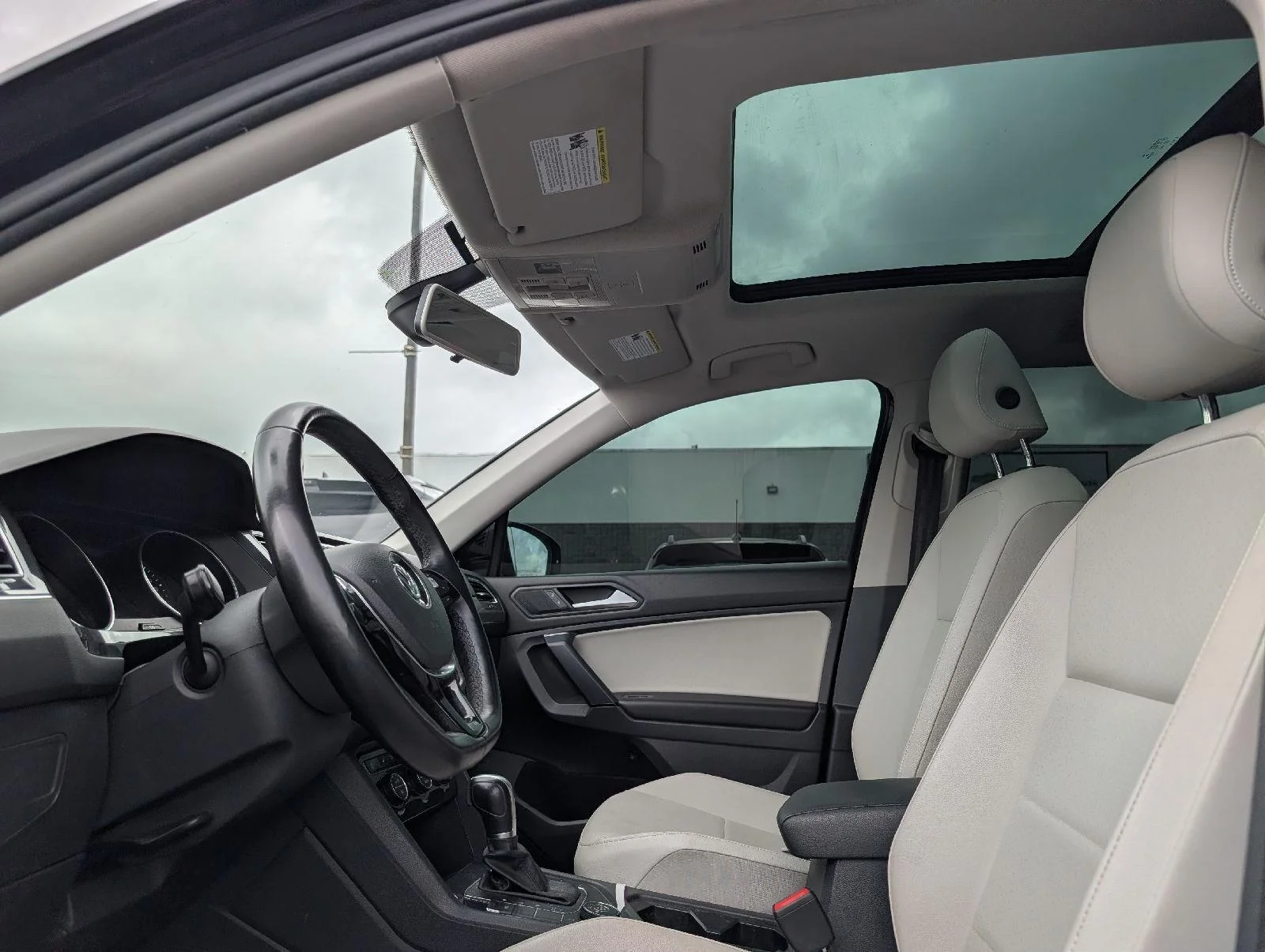 Used 2019 Deep Black Pearl Volkswagen SE image 8
