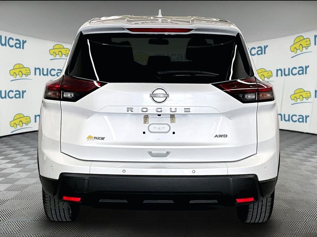 Used 2025 Everest White Pearl Nissan SV image 5