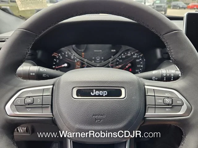 New 2026 Diamond Black Crystal Pearl-Coat Exterior Paint Jeep Latitude image 23