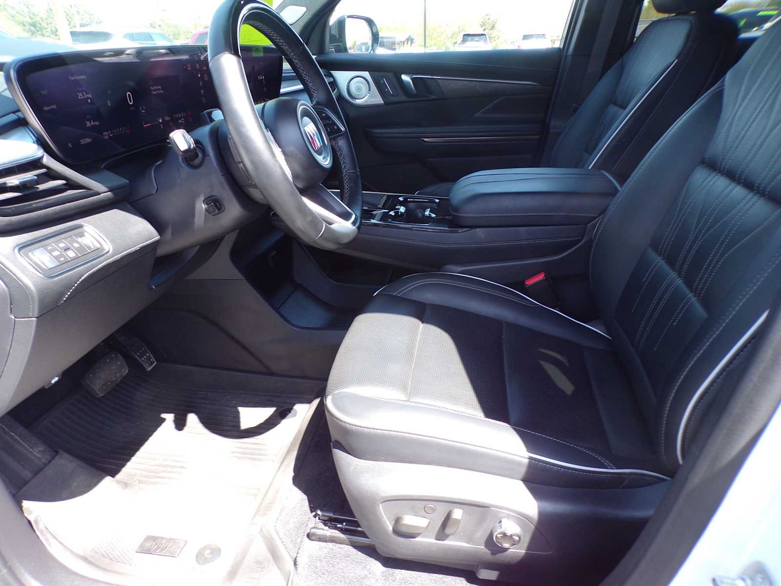 Used 2025 White Frost Tricoat Buick Avenir image 10
