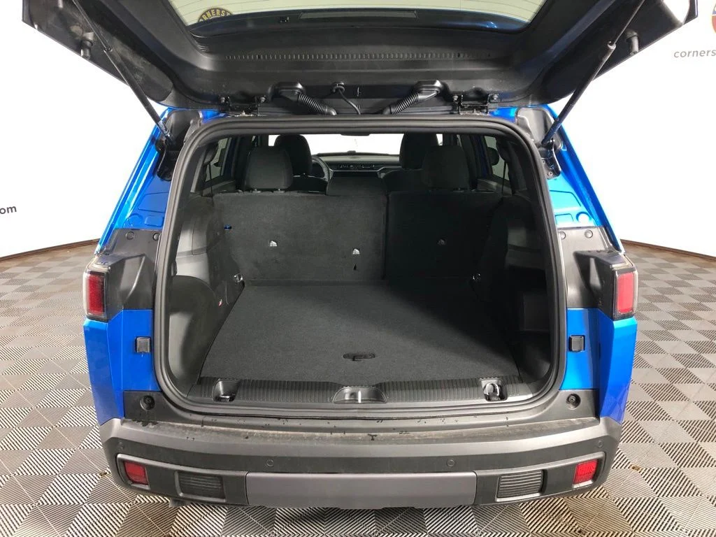 New 2026 Hydro Blue Pearl-Coat Exterior Paint Jeep Laredo image 19