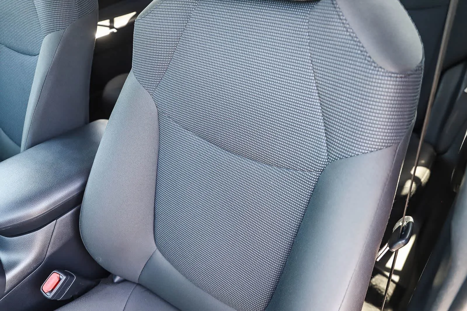 2024 Toyota RAV4 LE - Photo 25