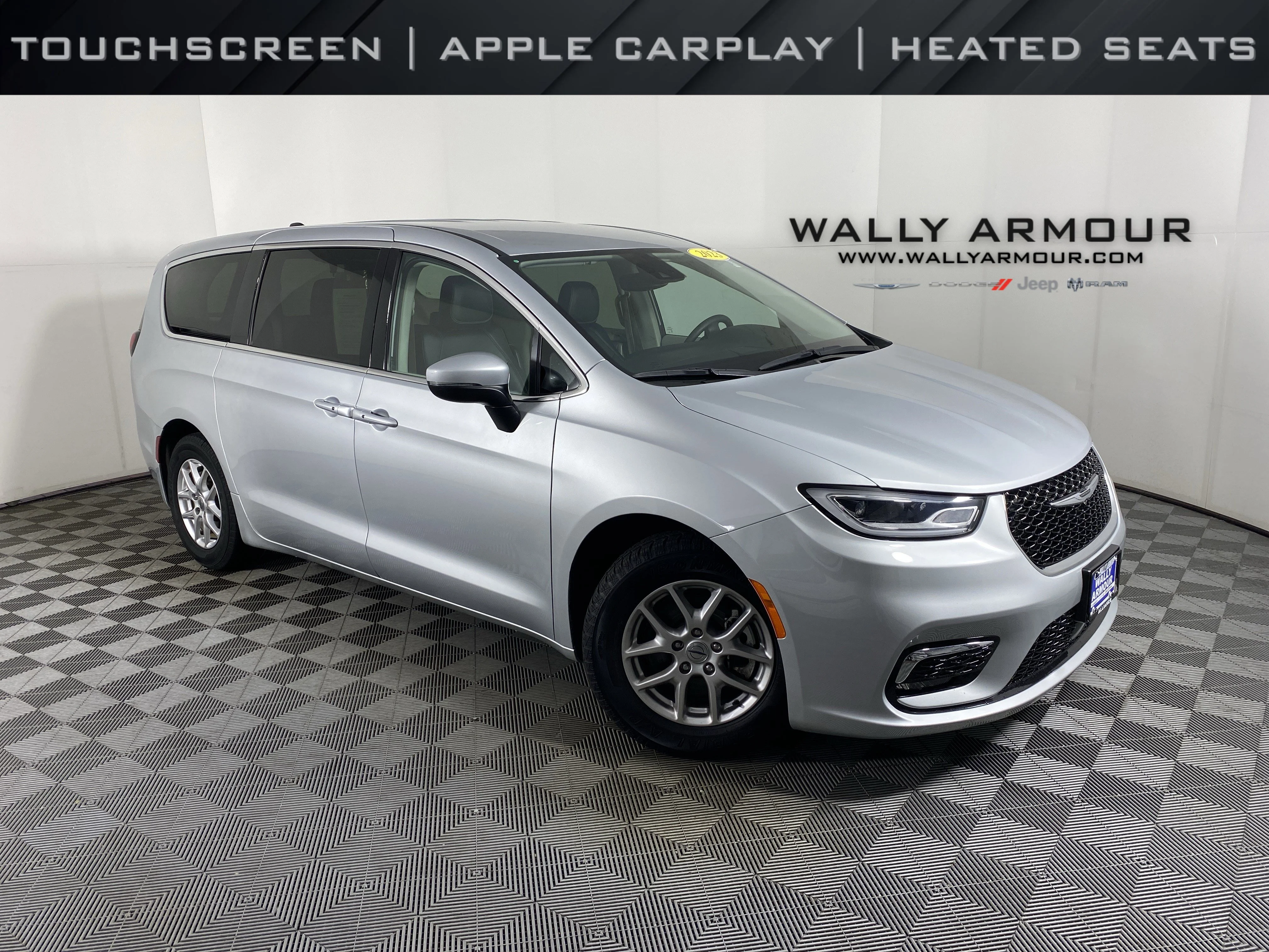 2023 Chrysler Pacifica Touring L's photo