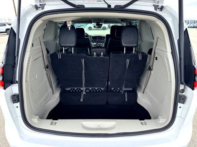 Used 2024 White Chrysler Select image 9
